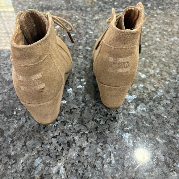 TOMS Desert Wedge Booties Women’s Size 6.5 – Taupe Suede Lace-Up Ankle Boots - Picture 3 of 11